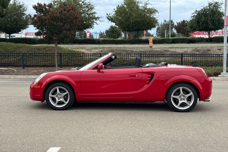 Toyota MR2 Spyder Vehicle Full-screen Gallery Image 07