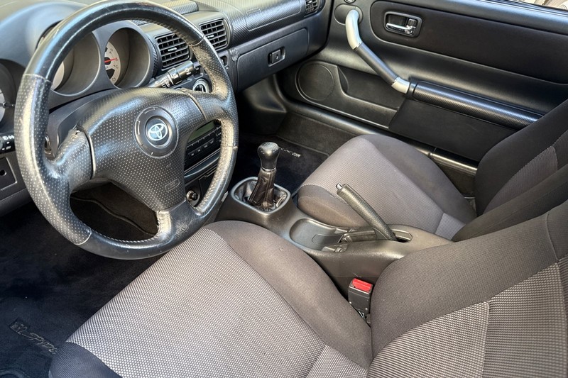 Toyota MR2 Spyder Vehicle Full-screen Gallery Image 11
