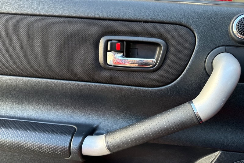 Toyota MR2 Spyder Vehicle Full-screen Gallery Image 12