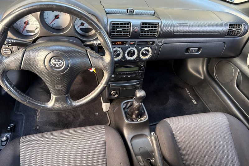 Toyota MR2 Spyder Vehicle Full-screen Gallery Image 16
