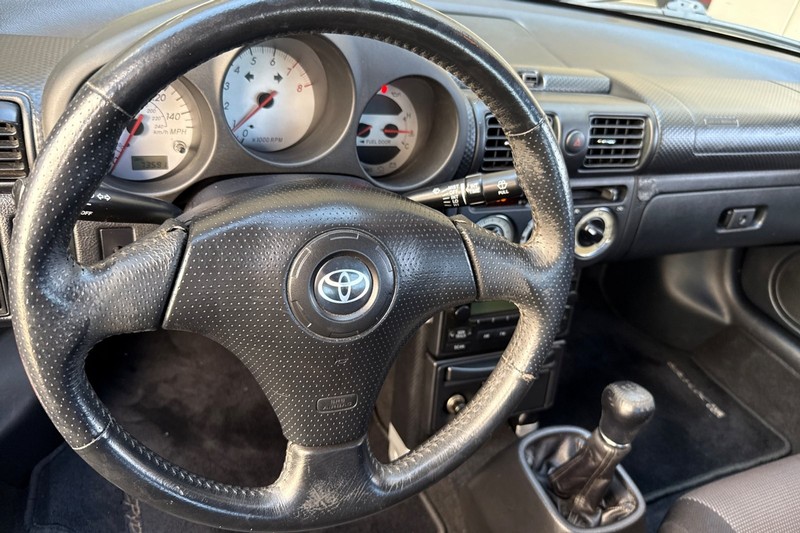 Toyota MR2 Spyder Vehicle Full-screen Gallery Image 17