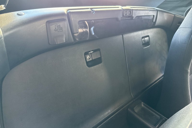 Toyota MR2 Spyder Vehicle Full-screen Gallery Image 18
