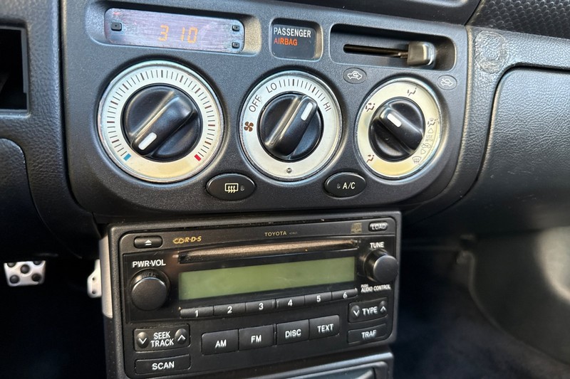 Toyota MR2 Spyder Vehicle Full-screen Gallery Image 26