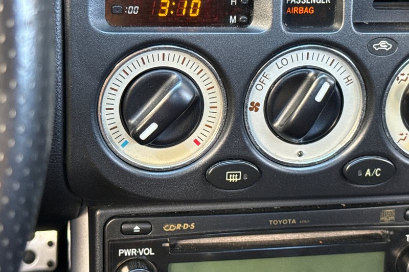Toyota MR2 Spyder Vehicle Full-screen Gallery Image 27