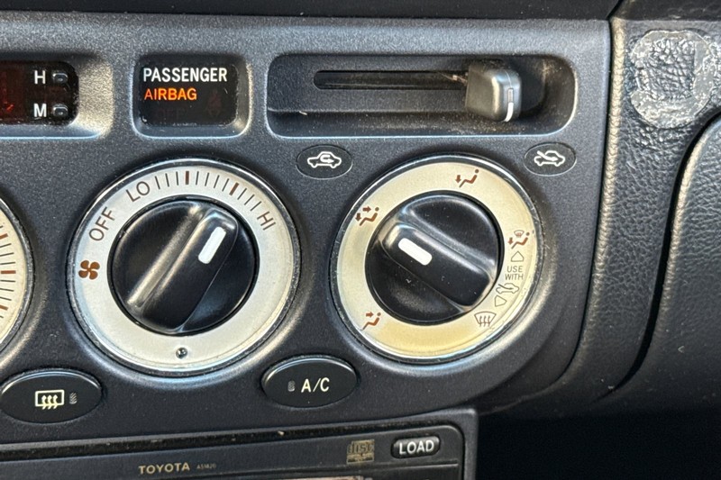 Toyota MR2 Spyder Vehicle Full-screen Gallery Image 28