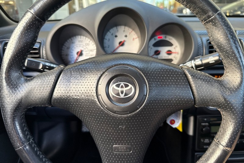 Toyota MR2 Spyder Vehicle Full-screen Gallery Image 32