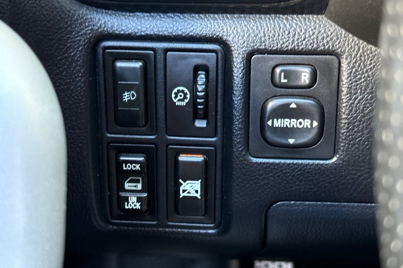 Toyota MR2 Spyder Vehicle Full-screen Gallery Image 39