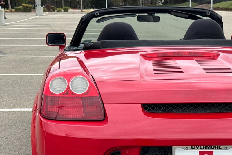 Toyota MR2 Spyder Vehicle Full-screen Gallery Image 47