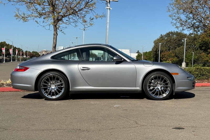 Porsche 911 Vehicle Full-screen Gallery Image 03