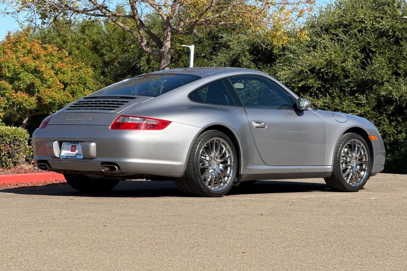 Porsche 911 Vehicle Full-screen Gallery Image 04