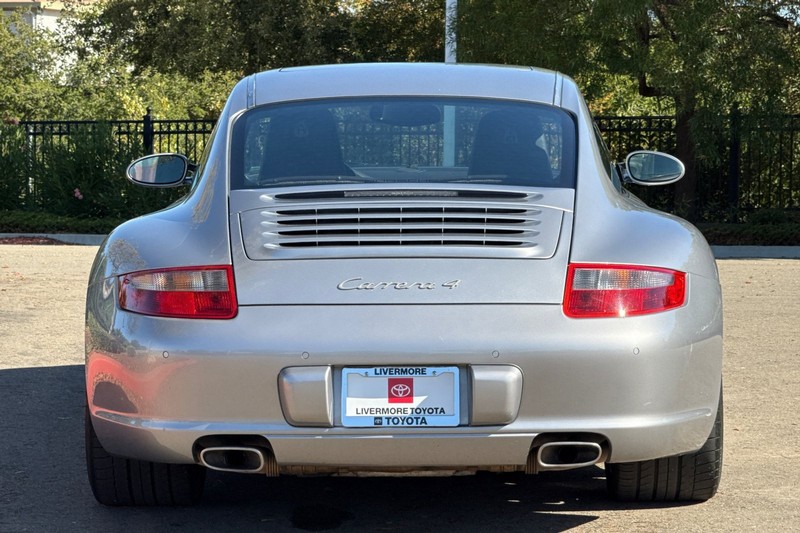 Porsche 911 Vehicle Full-screen Gallery Image 05