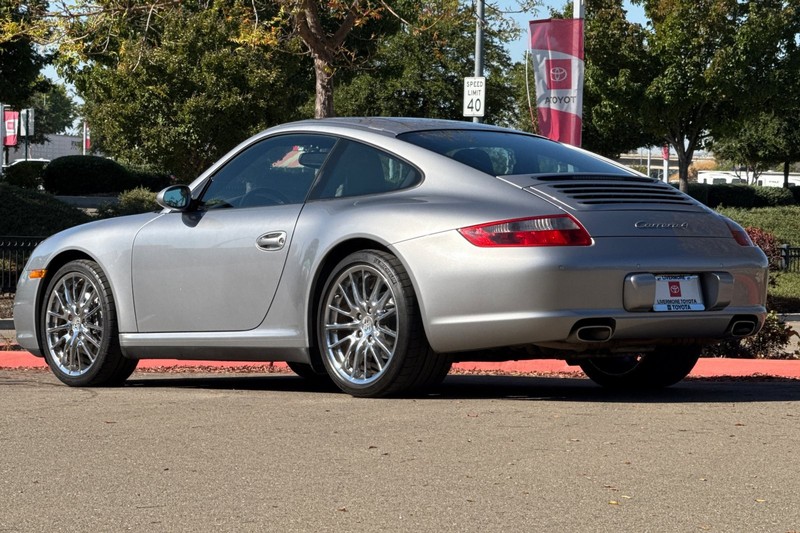 Porsche 911 Vehicle Full-screen Gallery Image 06