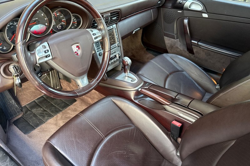 Porsche 911 Vehicle Full-screen Gallery Image 10