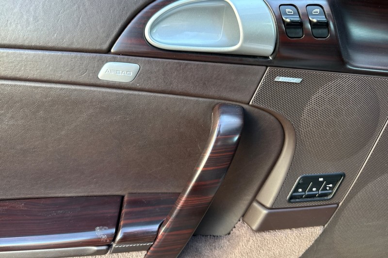 Porsche 911 Vehicle Full-screen Gallery Image 11