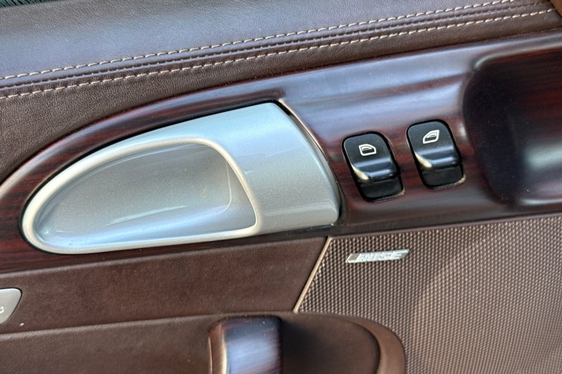 Porsche 911 Vehicle Full-screen Gallery Image 12