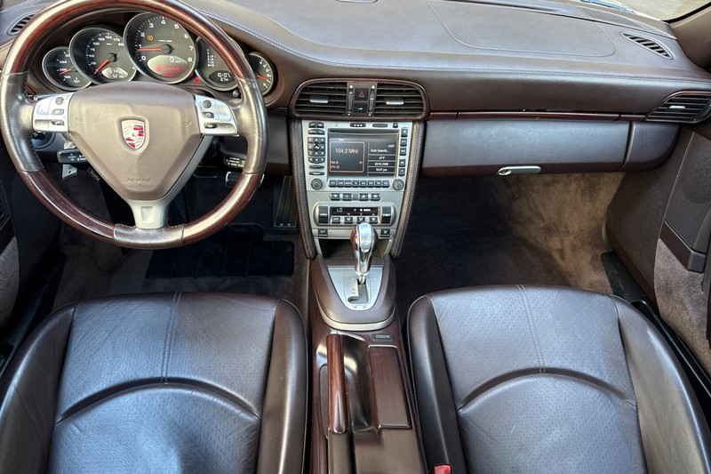 Porsche 911 Vehicle Full-screen Gallery Image 15