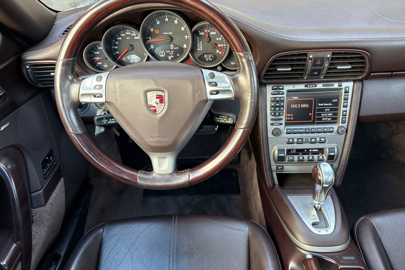 Porsche 911 Vehicle Full-screen Gallery Image 16