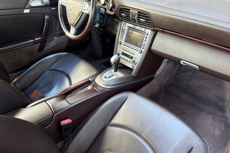 Porsche 911 Vehicle Full-screen Gallery Image 18