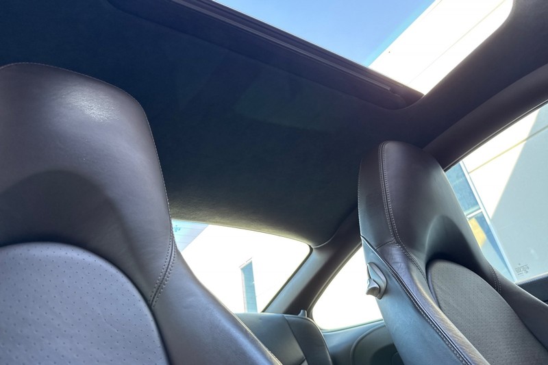 Porsche 911 Vehicle Full-screen Gallery Image 19
