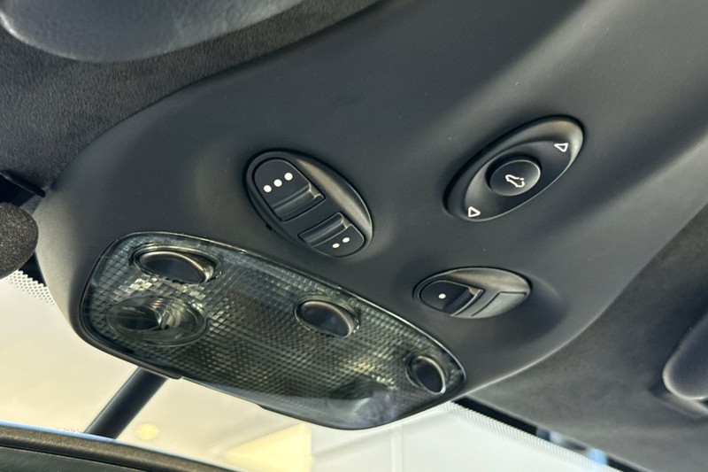 Porsche 911 Vehicle Full-screen Gallery Image 23