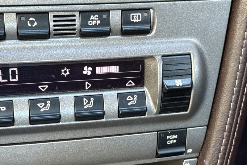 Porsche 911 Vehicle Full-screen Gallery Image 28