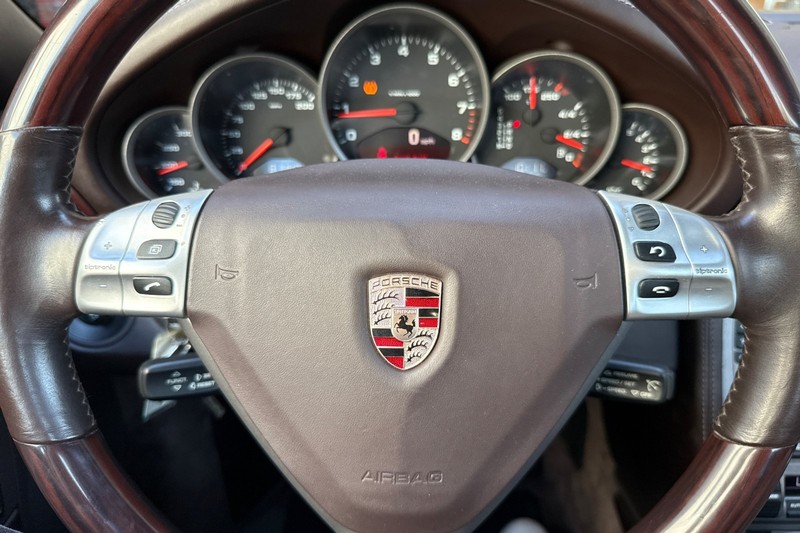 Porsche 911 Vehicle Full-screen Gallery Image 31