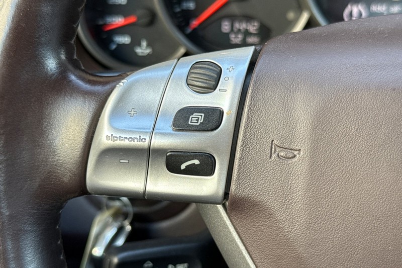 Porsche 911 Vehicle Full-screen Gallery Image 32