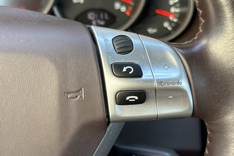 Porsche 911 Vehicle Full-screen Gallery Image 34