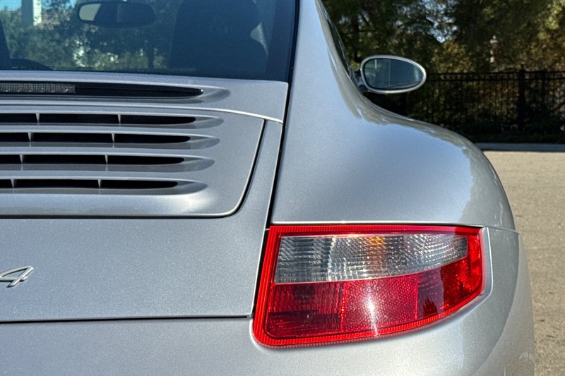 Porsche 911 Vehicle Full-screen Gallery Image 47