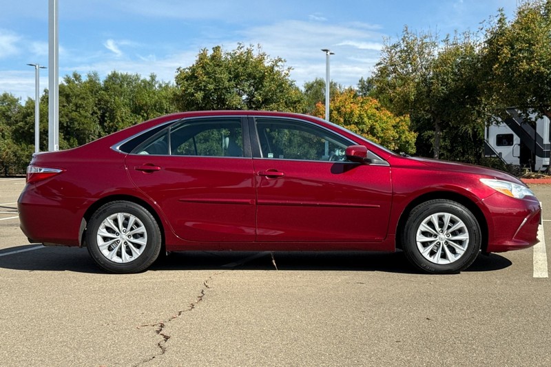 Toyota Camry Vehicle Full-screen Gallery Image 03