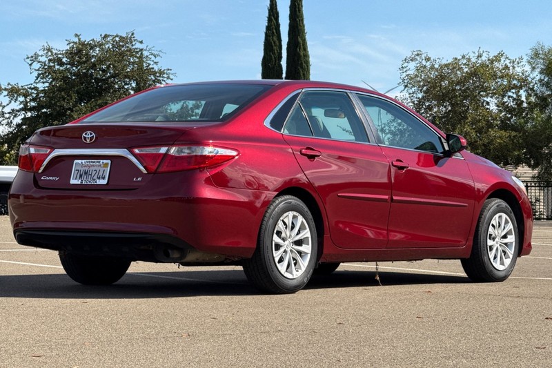 Toyota Camry Vehicle Full-screen Gallery Image 04