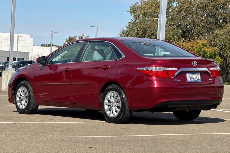 Toyota Camry Vehicle Full-screen Gallery Image 06