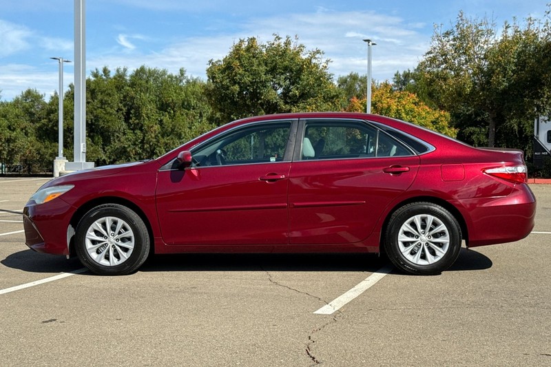 Toyota Camry Vehicle Full-screen Gallery Image 07