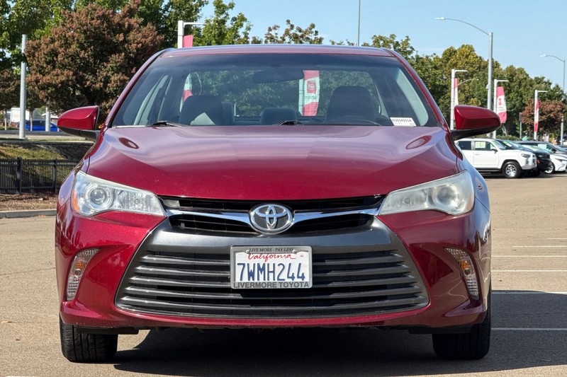 Toyota Camry Vehicle Full-screen Gallery Image 09