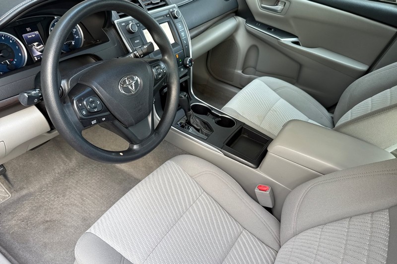 Toyota Camry Vehicle Full-screen Gallery Image 10