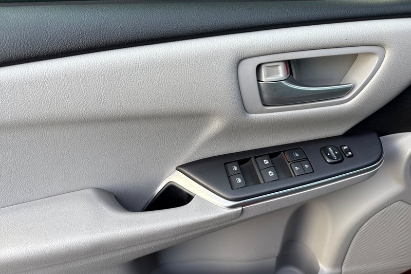 Toyota Camry Vehicle Full-screen Gallery Image 11