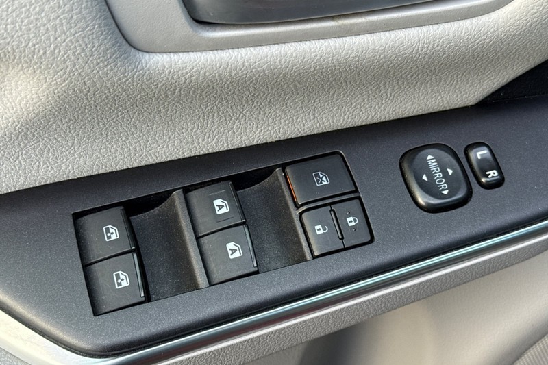 Toyota Camry Vehicle Full-screen Gallery Image 12
