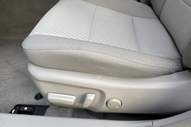 Toyota Camry Vehicle Full-screen Gallery Image 13