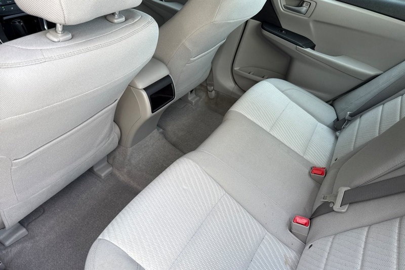 Toyota Camry Vehicle Full-screen Gallery Image 14