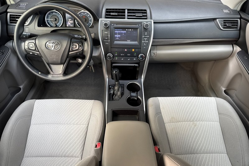 Toyota Camry Vehicle Full-screen Gallery Image 15