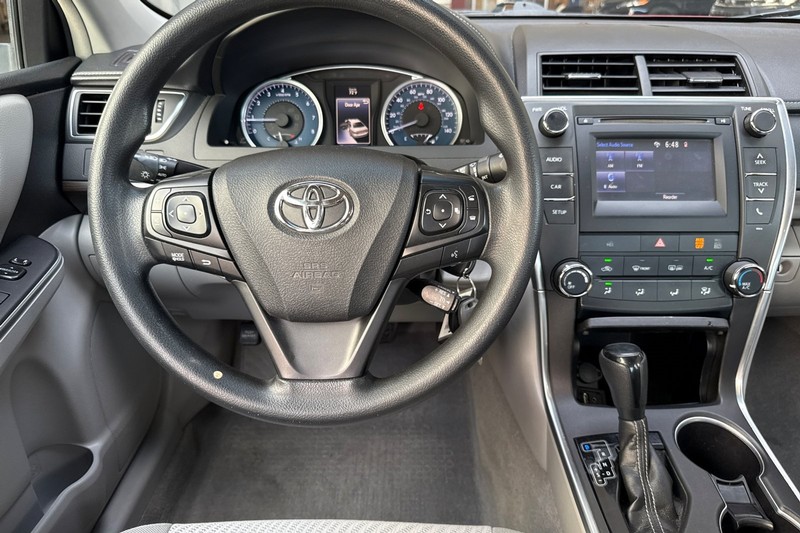 Toyota Camry Vehicle Full-screen Gallery Image 16