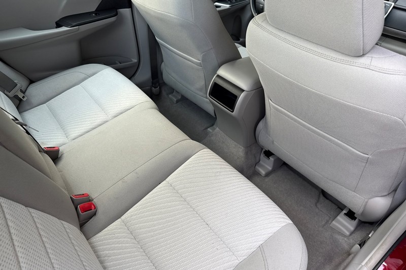 Toyota Camry Vehicle Full-screen Gallery Image 17