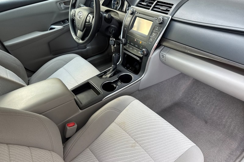 Toyota Camry Vehicle Full-screen Gallery Image 18