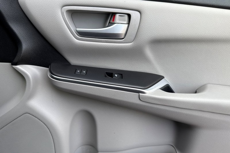Toyota Camry Vehicle Full-screen Gallery Image 20
