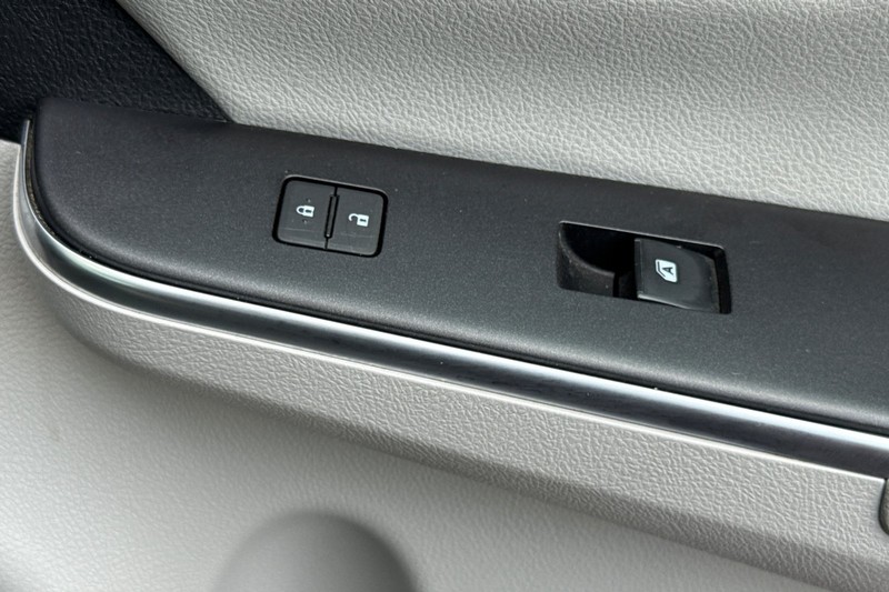 Toyota Camry Vehicle Full-screen Gallery Image 21