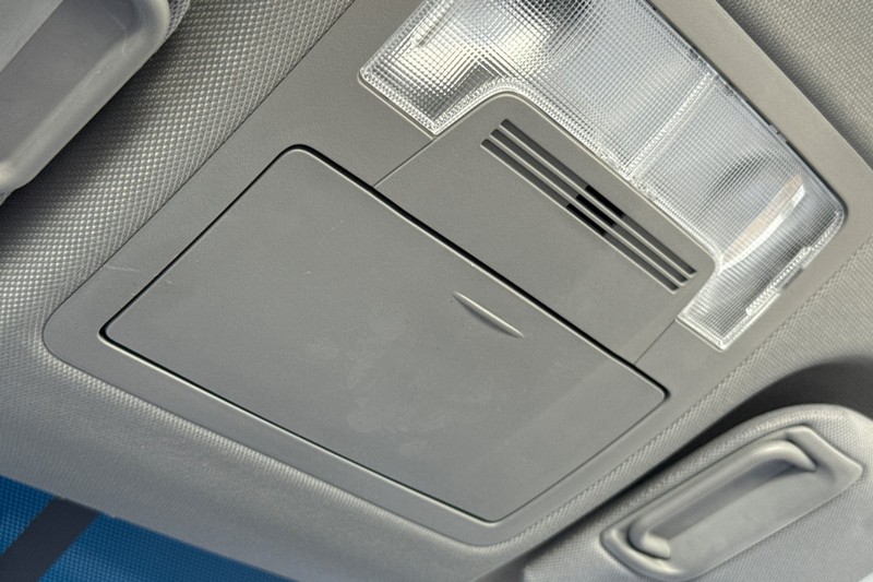 Toyota Camry Vehicle Full-screen Gallery Image 23