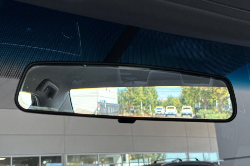 Toyota Camry Vehicle Full-screen Gallery Image 24
