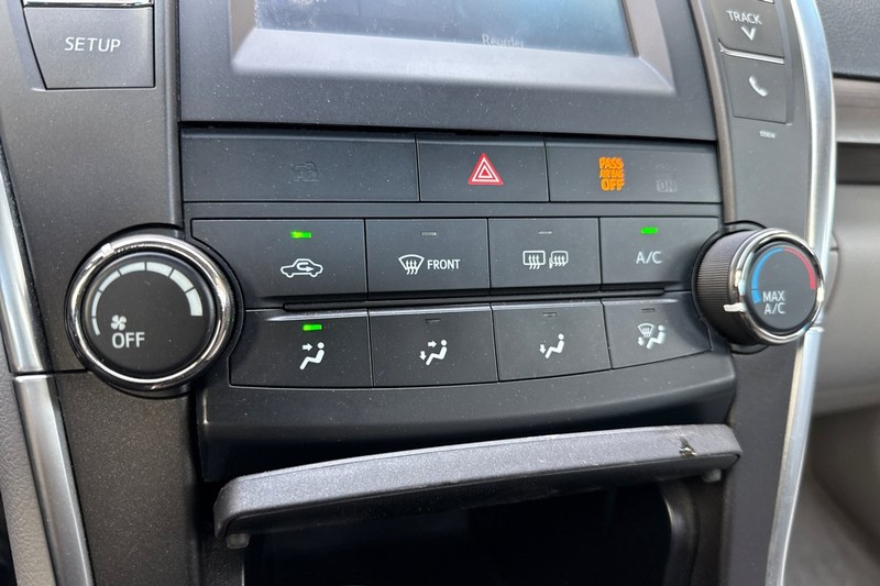 Toyota Camry Vehicle Full-screen Gallery Image 27