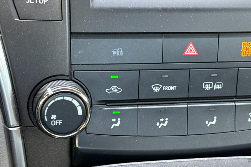 Toyota Camry Vehicle Full-screen Gallery Image 28