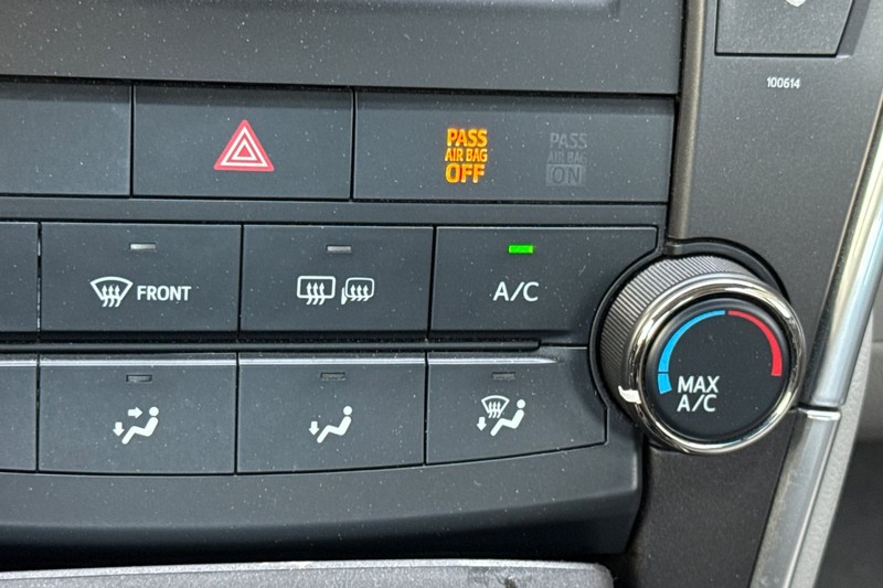 Toyota Camry Vehicle Full-screen Gallery Image 29